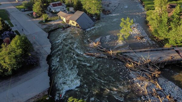 2022年6月15日，蒙大拿州雷德洛奇市的岩石溪，洪水冲毁道路和桥梁，路边剩下一座房子。 - 俄罗斯卫星通讯社