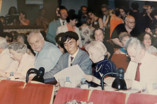加琳娜·乌兰诺娃（右二）与肖苏华在莫斯科国际比赛评委会，1997年 - 俄罗斯卫星通讯社