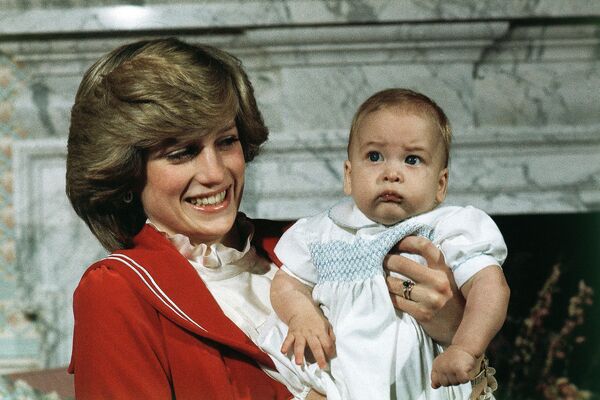 1982年12月22日，戴安娜王妃抱着6个月大的威廉王子在英国伦敦肯辛顿宫合影。 - 俄罗斯卫星通讯社