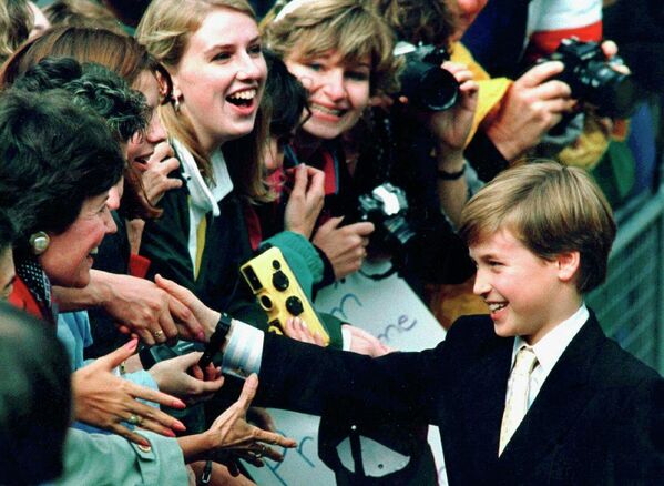 1991年10月27日，威廉王子在加拿大多倫多的聖詹姆士天主教堂與民眾握手。 - 俄羅斯衛星通訊社