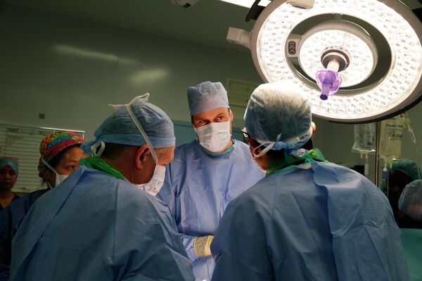 2013年11月7日，威廉王子(中)在倫敦皇家馬斯登醫院考察一場切除膀胱腫瘤的手術。 - 俄羅斯衛星通訊社