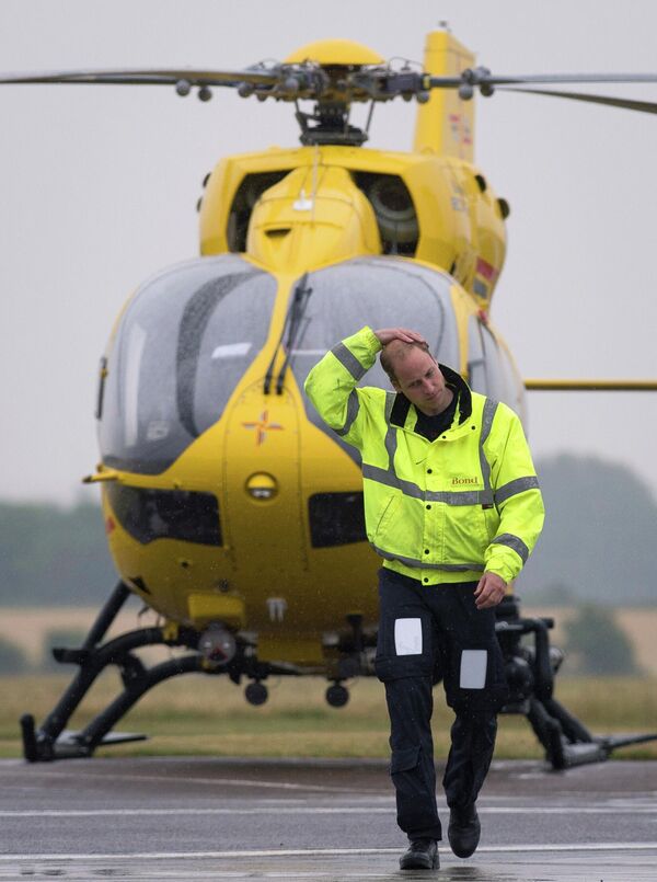 2015年7月13日，威廉王子在劍橋機場開始自己的新角色——飛行員，照片背景是一架東安格利亞空中救護直升機。 - 俄羅斯衛星通訊社