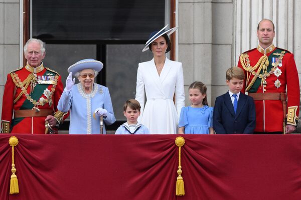 2022年6月2日，英國王室成員觀看女王伊麗莎白二世登基鉑金週年慶典的飛行表演。從左至右分別是：查爾斯王子、女王伊麗莎白二世、路易斯王子、凱特王妃、夏洛特公主、喬治王子和威廉王子。 - 俄羅斯衛星通訊社