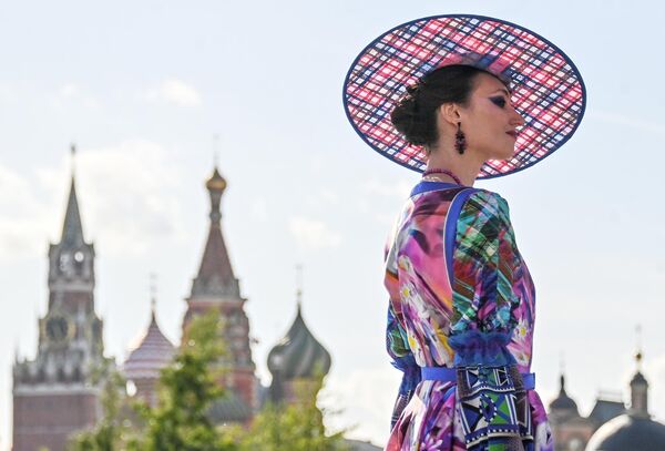 设计师维亚切斯拉夫·扎伊采夫在莫斯科时装周展示最新“夜曲”高定系列 - 俄罗斯卫星通讯社