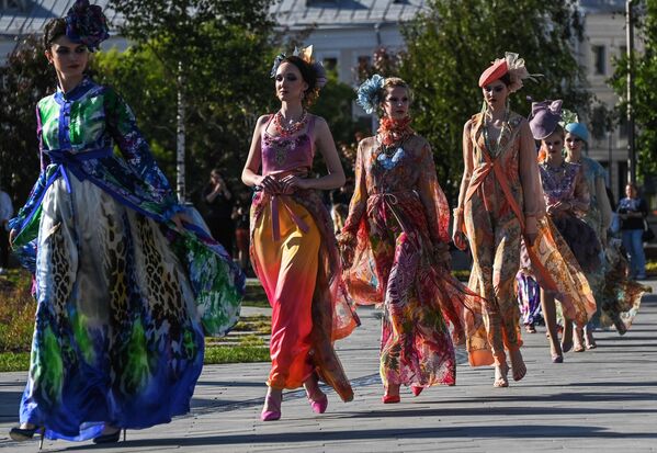莫斯科时装周期间，扎里亚季耶公园举行设计师维亚切斯拉夫·扎伊采夫的最新“夜曲”高定系列。 - 俄罗斯卫星通讯社