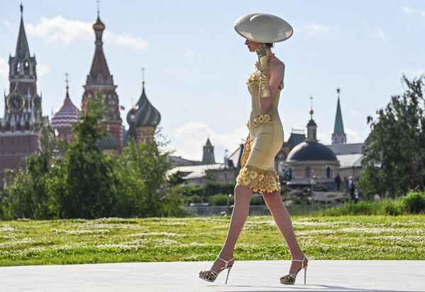 設計師維亞切斯拉夫·扎伊採夫在扎里亞季耶公園舉行最新“夜曲”高定系列時裝秀。 - 俄羅斯衛星通訊社