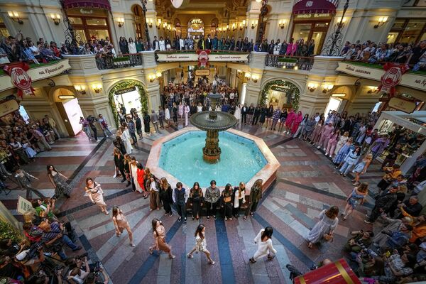 2022年6月20日，莫斯科时装周开幕。模特们在古姆百货公司展示俄罗斯设计师的时装。 - 俄罗斯卫星通讯社