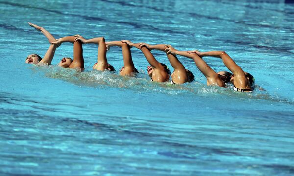正在參加花樣游泳團體賽資格賽的日本隊。 - 俄羅斯衛星通訊社