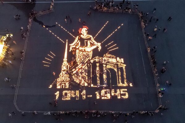 2022年6月22日（星期三）早些时候，在俄罗斯圣彼得堡的冬宫广场，人们点燃了描绘祖国纪念碑的蜡烛，烛光描绘了81年前二战期间纳粹德国进攻苏联前的情况。纳粹德国和芬兰对列宁格勒（即现在的圣彼得堡）的围困和封锁持续了两年半时间。 - 俄罗斯卫星通讯社
