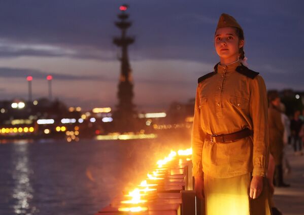 莫斯科克雷姆斯基堤岸上“纪忆之线“活动的参与者。作为纪念和哀悼日的一部分，该活动将点燃1418支蜡烛，每一支都代表着伟大卫国战争的一天。 - 俄罗斯卫星通讯社