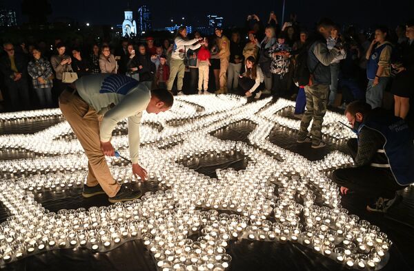 莫斯科的胜利博物馆，&quot;记忆之烛&quot;活动的参与者点燃的蜡烛。退伍军人、贵宾和志愿者从纪念与荣耀之火中点燃了整整1418支蜡烛，这个数字意味着伟大卫国战争的天数。 - 俄罗斯卫星通讯社