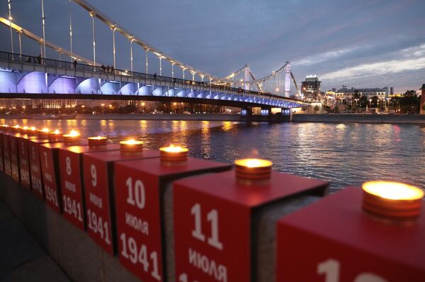 莫斯科克雷姆斯基堤岸上“紀憶之線“活動的參與者。作為紀念和哀悼日的一部分，該活動將點燃1418支蠟燭，每一支都代表著偉大衛國戰爭的一天。 - 俄羅斯衛星通訊社