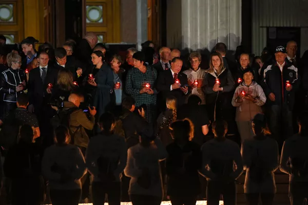 莫斯科胜利博物馆&quot;记忆之烛 &quot;活动的参与者。退伍军人、贵宾和志愿者从纪念与荣耀之火中点燃了整整1418支蜡烛，这个数字意味着伟大卫国战争的天数。 - 俄罗斯卫星通讯社