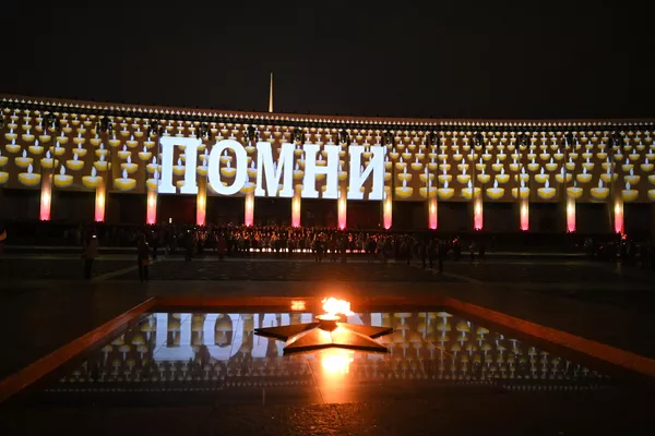 在莫斯科举办的&quot;记忆之烛&quot;活动中，胜利博物馆主楼正面外墙上由视频设备投放的20米长的&quot;请记住&quot;一词。 - 俄罗斯卫星通讯社