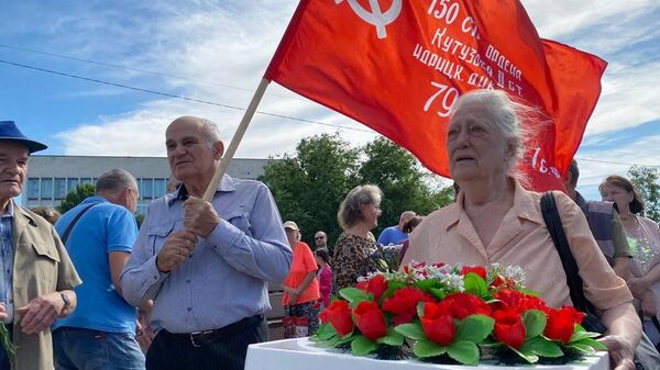 赫爾松州居民在紀念和哀悼日向長明火獻花 - 俄羅斯衛星通訊社