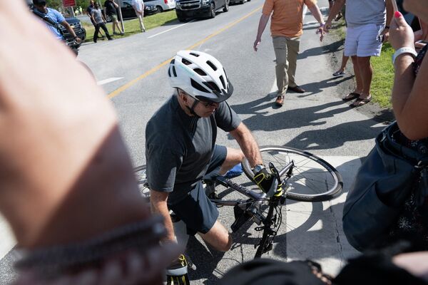 美国总统拜登在特拉华州雷霍博特海滩骑行活动中从自行车上跌落。 - 俄罗斯卫星通讯社