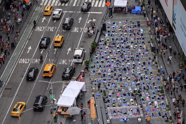 瑜伽士在紐約時代廣場參加活動。 - 俄羅斯衛星通訊社