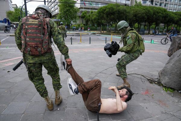 厄瓜多尔军人在首都基多逮捕反政府游行示威者。 - 俄罗斯卫星通讯社