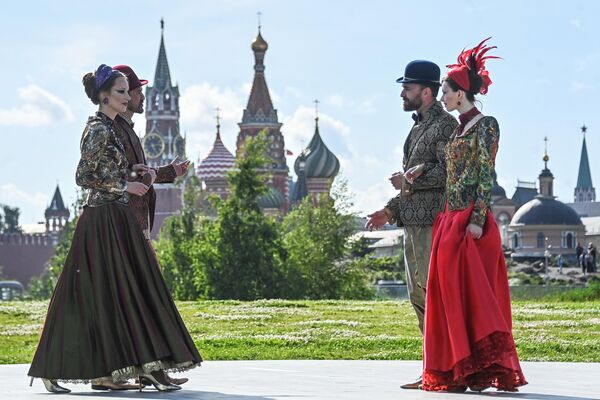 莫斯科时装周举行维亚切斯拉夫·扎伊采娃时装走秀。 - 俄罗斯卫星通讯社