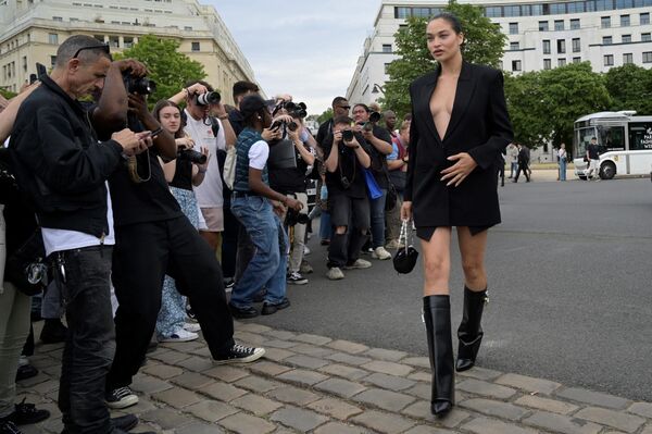 澳大利亚模特沙妮娜·谢克参加巴黎时装周2023纪梵希品牌春夏男装展。 - 俄罗斯卫星通讯社
