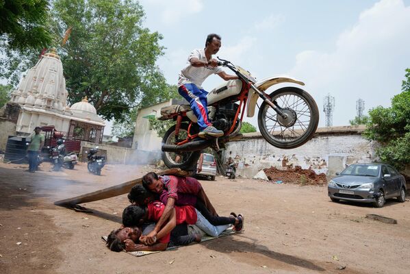 印度艾哈迈达巴德市花车节上进行的特技表演。 - 俄罗斯卫星通讯社