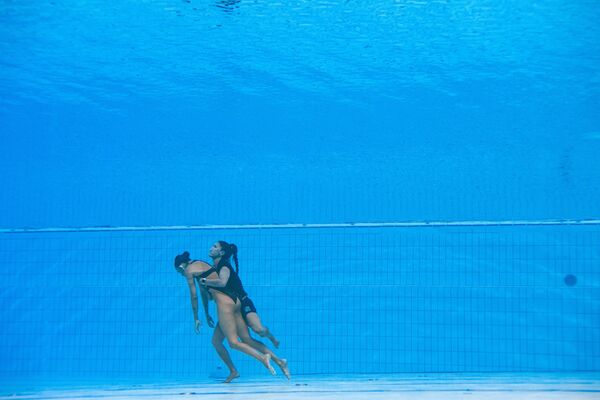 美国国家花样游泳队员阿尔瓦雷斯在布达佩斯世锦赛中发生比赛事故。 - 俄罗斯卫星通讯社