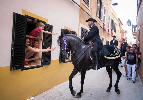 孩子们在西班牙修达特拉市圣胡安节上抚摸马匹。 - 俄罗斯卫星通讯社