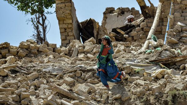 阿富汗贝纳尔区儿童在地震废墟中。 - 俄罗斯卫星通讯社