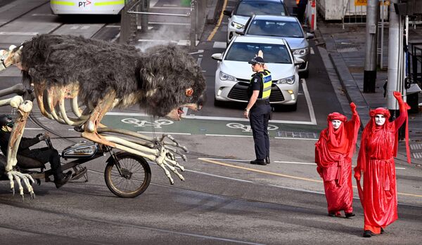 澳大利亞墨爾本市抗議活動中出現的人偶。 - 俄羅斯衛星通訊社