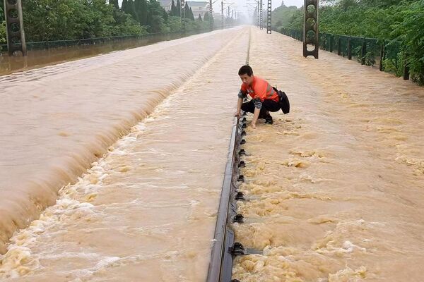 中國鐵路職工檢查受大雨淹沒的鐵路設施。 - 俄羅斯衛星通訊社