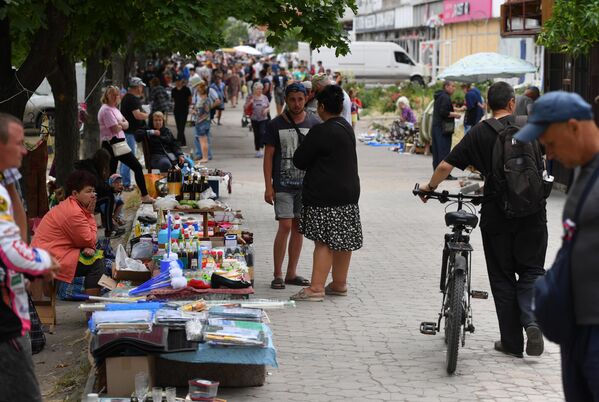 在马里乌波尔市舍甫琴科大道上，人们自发形成了一个市场。 - 俄罗斯卫星通讯社