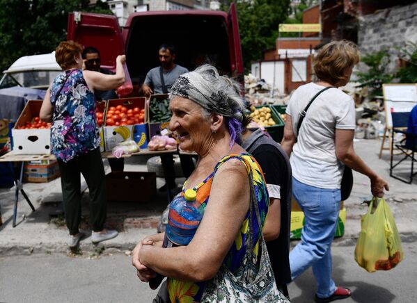 舍甫琴科大道上，人们自发形成了一个市场。 - 俄罗斯卫星通讯社