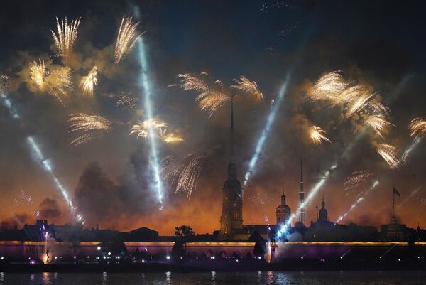 聖彼得堡涅瓦河上慶祝畢業生節 “紅帆節”燃放的煙花。 - 俄羅斯衛星通訊社