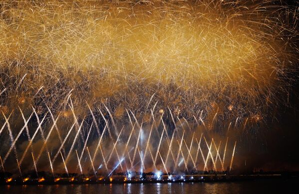 聖彼得堡涅瓦河上慶祝畢業生節 “紅帆節”燃放的煙花。 - 俄羅斯衛星通訊社