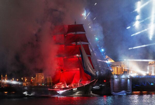 “俄羅斯”號雙桅帆船在畢業生節“紅帆節”的聖彼得堡涅瓦河上隆重駛過。 - 俄羅斯衛星通訊社