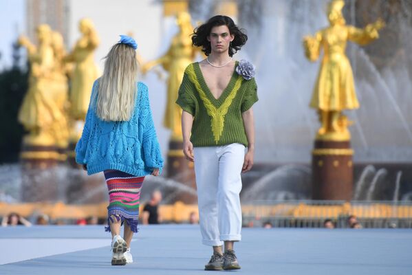 全俄展览中心，模特们在莫斯科时装周上展示Masha Varlamova设计的时装。 - 俄罗斯卫星通讯社