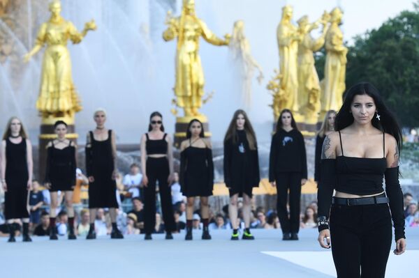 在全俄展览中心举行的莫斯科时装周上，模特们展示SKVO品牌新系列服装。 - 俄罗斯卫星通讯社