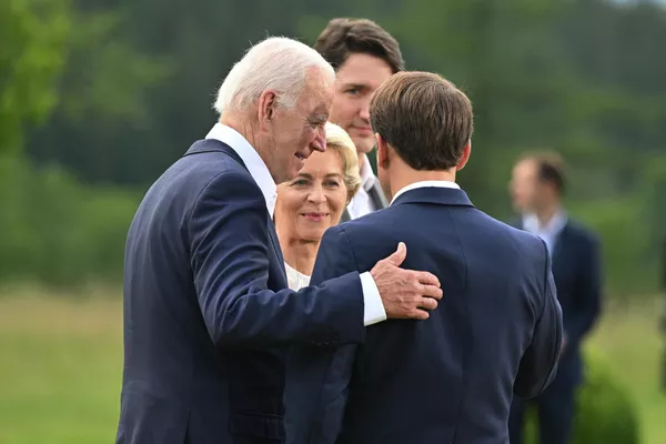 法国总统马克龙、美国总统拜登、加拿大总理特鲁多与欧洲委员会主席冯·德·莱恩在七国集团峰会（G7）期间会晤。 - 俄罗斯卫星通讯社