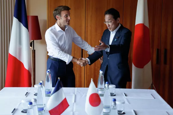 法国总统马克龙与日本首相岸田文雄在埃尔毛城堡举行非正式会晤。 - 俄罗斯卫星通讯社