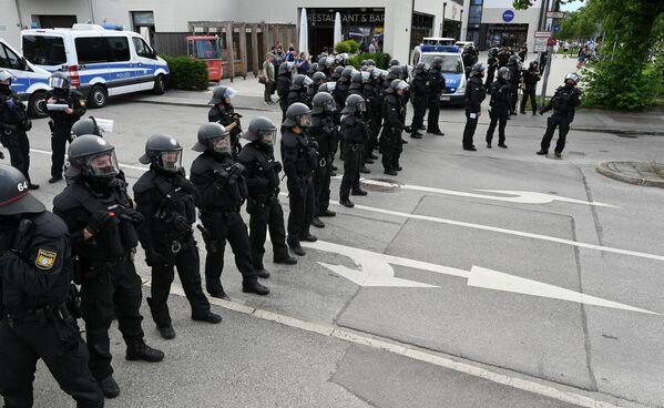 德國警察封鎖抗議遊行道路。 - 俄羅斯衛星通訊社