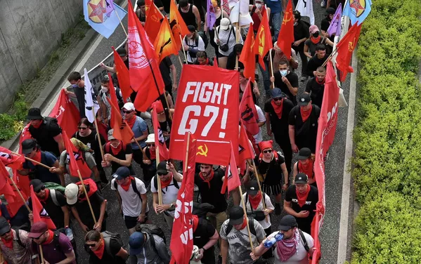 游行人群在德国加米施-帕滕基兴镇抗议七国集团（G7）峰会。 - 俄罗斯卫星通讯社