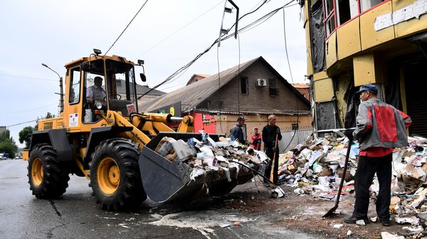 馬里烏波爾市居民清理米特羅波利斯基大街垃圾。 - 俄羅斯衛星通訊社