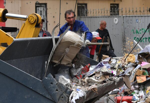 馬里烏波爾市居民清理希臘大街垃圾。 - 俄羅斯衛星通訊社