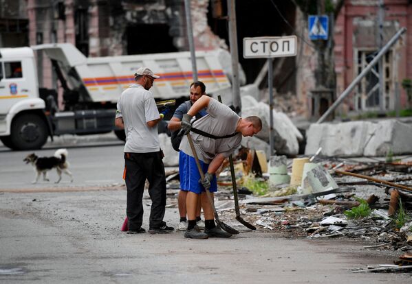 马里乌波尔市居民清理希腊大街垃圾。 - 俄罗斯卫星通讯社