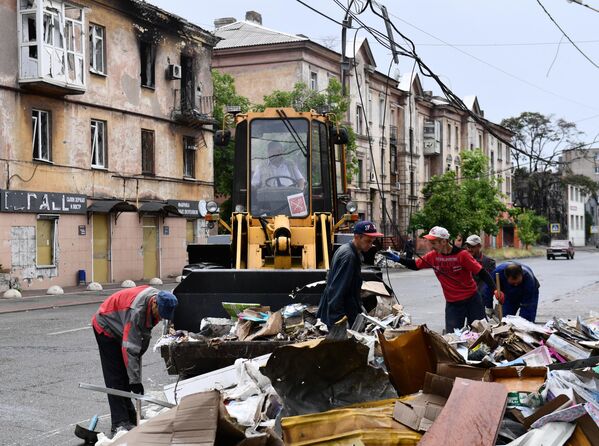 马里乌波尔市居民清理米特罗波利斯基大街垃圾。 - 俄罗斯卫星通讯社