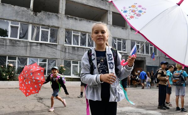 马里乌波尔第65中学的同学们在撑伞玩耍。 - 俄罗斯卫星通讯社