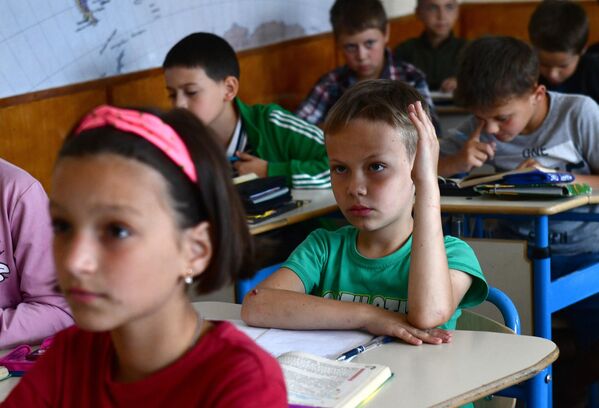 马里乌波尔第65中学的同学们在教室内上课。 - 俄罗斯卫星通讯社