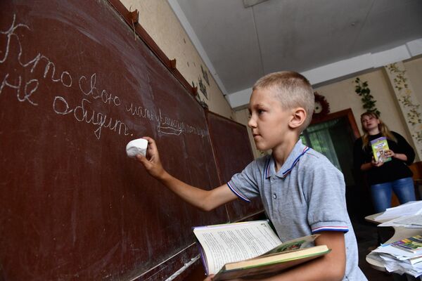 马里乌波尔第65中学的同学在教室黑板上答题。 - 俄罗斯卫星通讯社