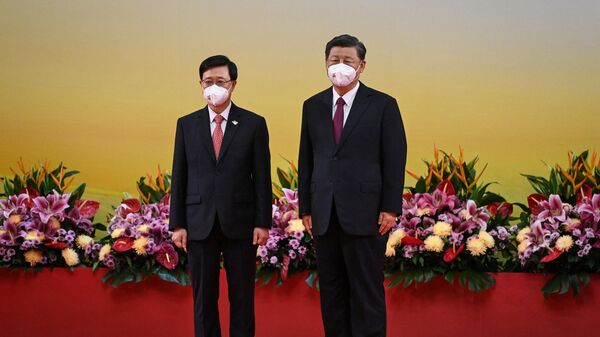 香港特区行政长官李家超（左）和中国国家主席习近平 - 俄罗斯卫星通讯社