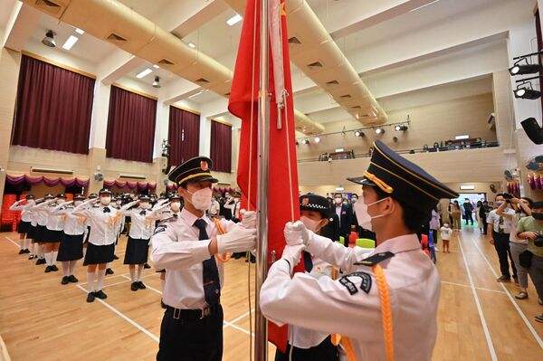 香港東湧一所學校的學生們舉行升旗儀式，慶祝香港回歸祖國25週年。 - 俄羅斯衛星通訊社